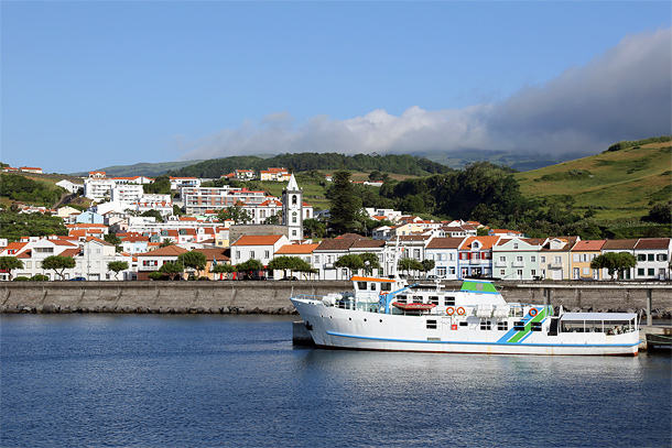 Veerboot in haven Horta, Faial