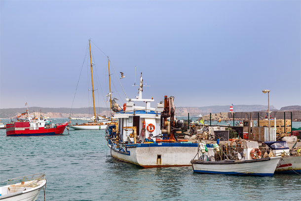 Vissersboten in de haven van Sagres