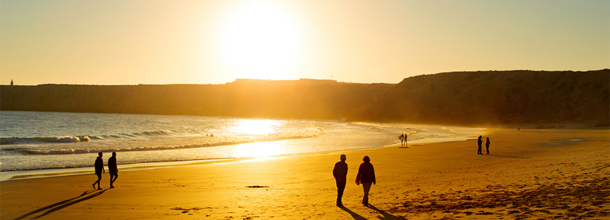 Strandwandeling tijdens je wintervakantie in Portugal