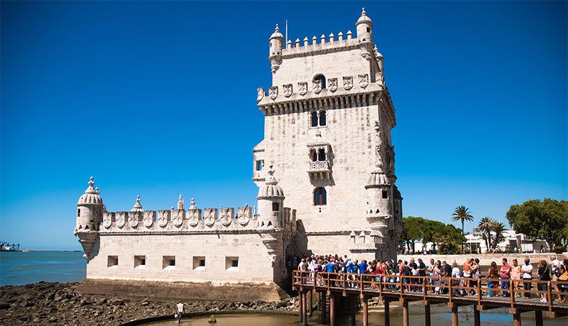 Rij met wachtende toeristen bij Torre de Belém in Lissabon