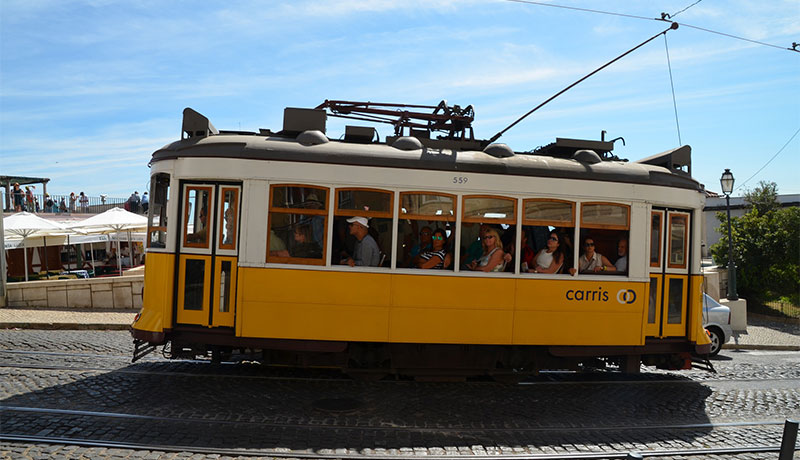 Volle tram 28 met toeristen in Lissabon