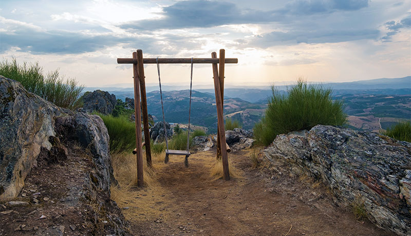 Schommel bij Mogadouro in regio Trás-os-Montes