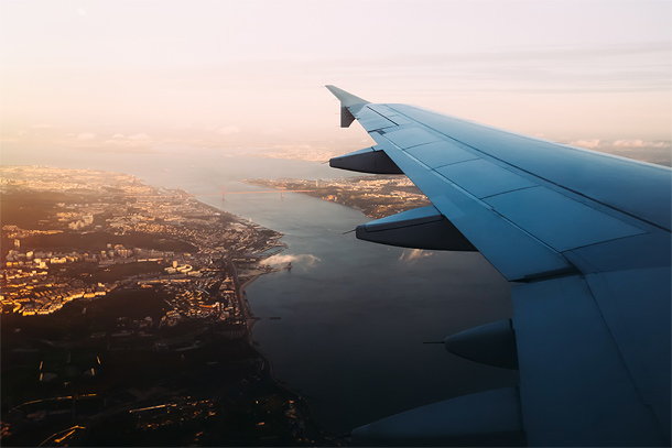 Prachtig uitzicht over de stad voor de landing op vliegveld in Lissabon