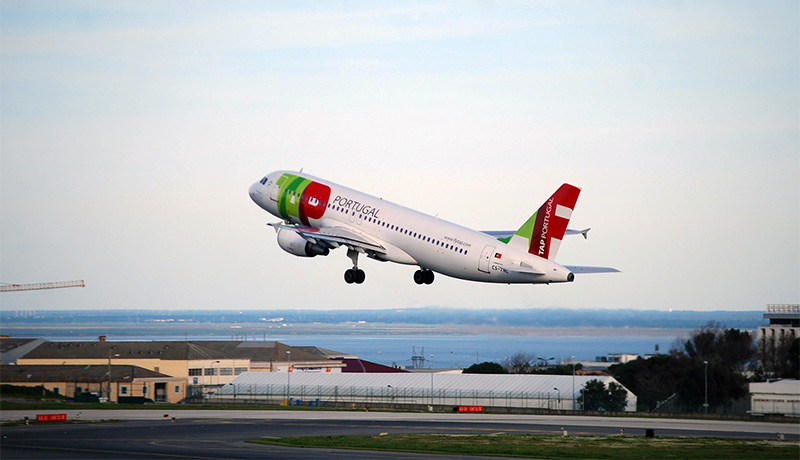 Opstijgend vliegtuig bij Portugal Faro airport