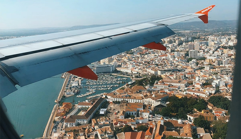 Vliegtuig boven de Algarve tijdens last minute
