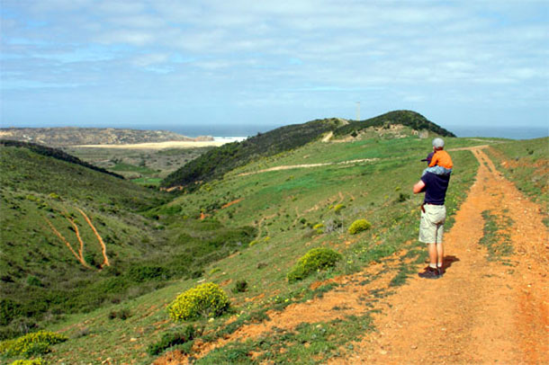 Wandelaars aan de kust van de West-Algarve