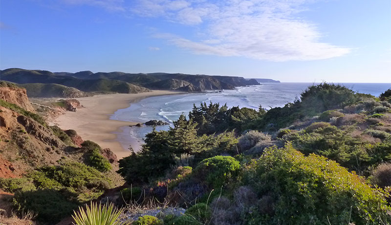 Wandelen aan het strand van Amado in de West-Algarve