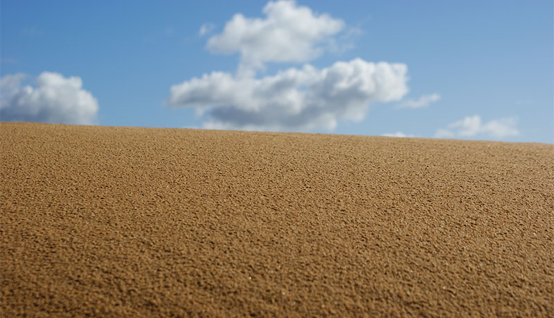 Grote zandduin aan de kust van de West-Algarve
