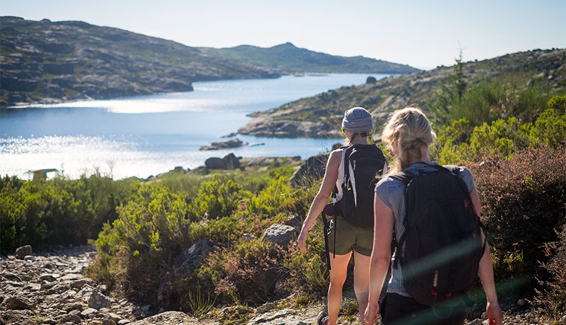 Wandelaars in Portugal aan een meer