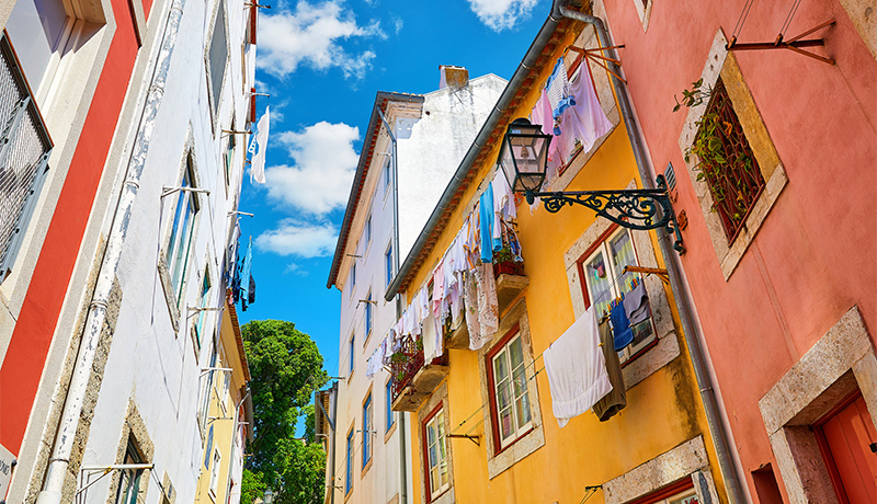 Kleurrijk straatje in Alfama, wijk in Lissabon