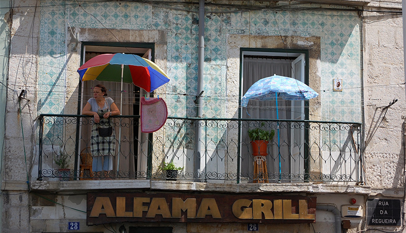 Straatbeeld in Alfama, Lissabon