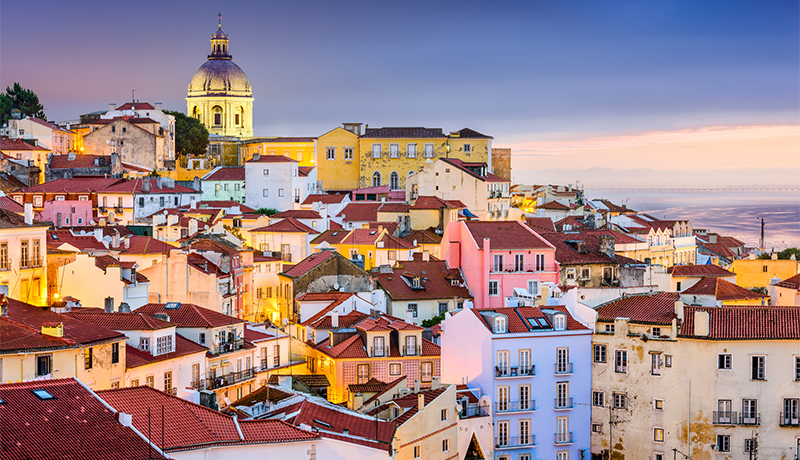 Uitzicht over de kleurrijke wijk Alfama in Lissabon