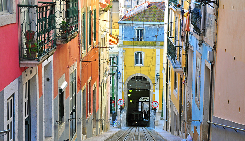 Kleurrijke straat met tram in Bairro Alto, Lissabon
